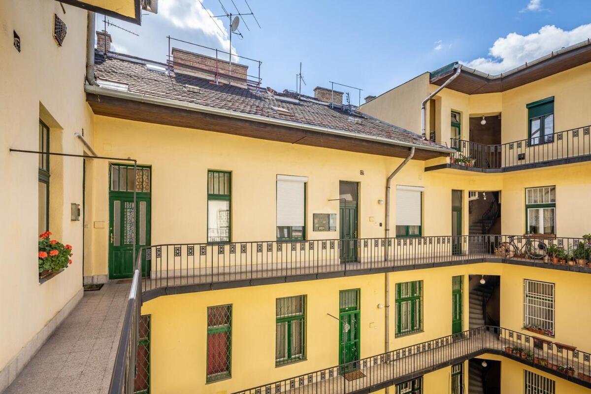 Apartment Star House In The Budapest